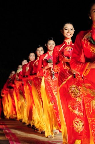 Nguoi mau trinh dien ao dai