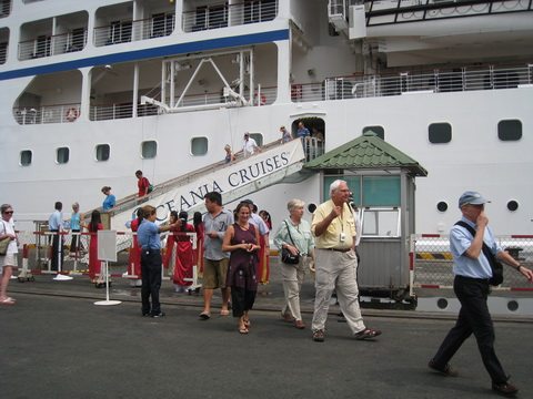 Khach du lich duong bien den VN