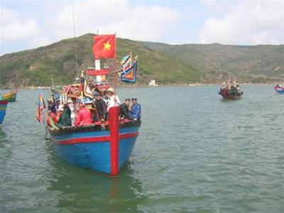 le hoi cau ngu tren dam thi nai