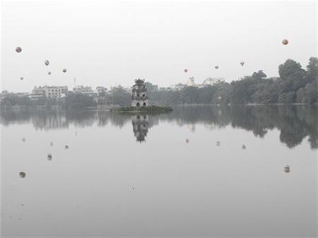 Bong bay tren ho Guom