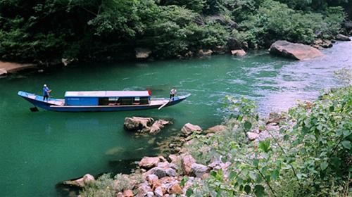 thuyen tren thuong nguon song chay