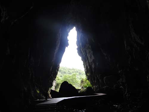 dong song ngam trong hang toi