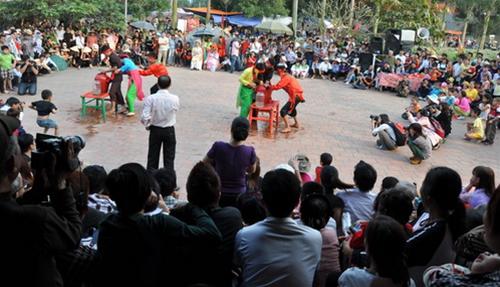 tham du le hoi ken re khi du lich ha noi