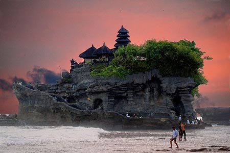 Ngôi đền Tanah Lot ở thiên đường du lịch Bali