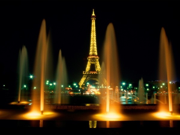 Thap Eiffel long lay ve dem