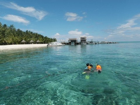 Vung nuoc trong xanh o dao Mabul