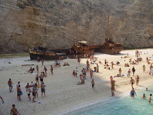 Navagio thu hút hàng ngàn khách du lịch mỗi năm