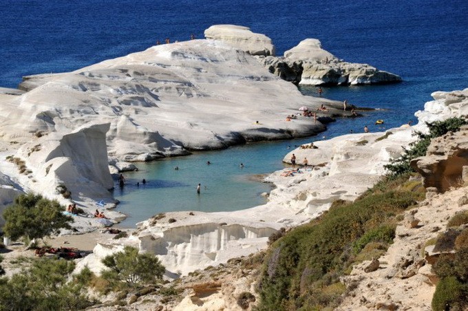 Bai bien Sarakiniko voi lop da mau trang