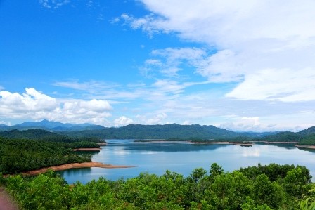 Dao va ban dao tren Ho Phu Ninh