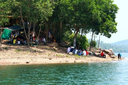 Du khach cam trai vui choi tren dao