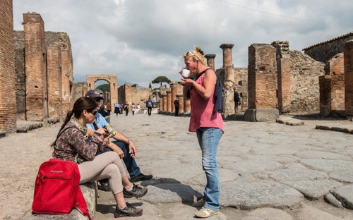 Cham vao moi thu o Pompeii