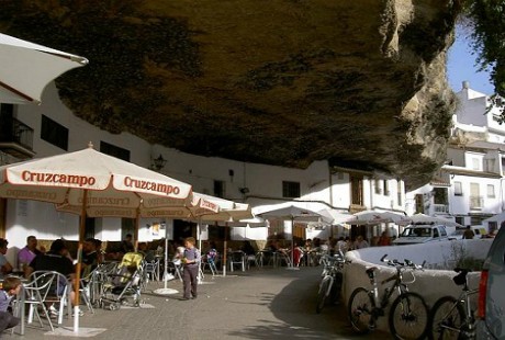 Du lich thi tran Setenil de Las Bodegas