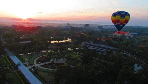 Khach du lich chiem nguong thanh pho