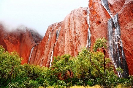 Khu vuc noi Uluru toa lac