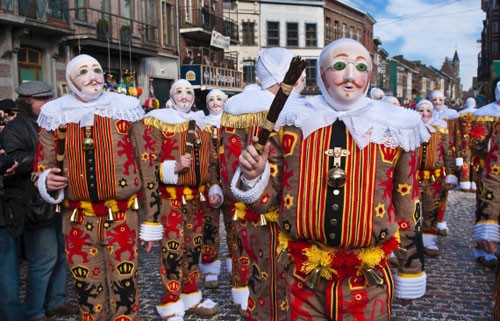 Tham gia le hoi Carnival Binche