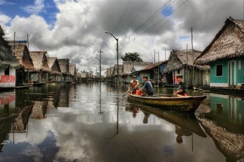 Nhieu gia dinh song tam tren song