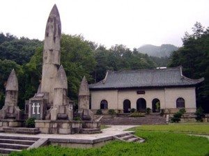 Dai tuong niem tren nui Hang