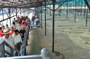 Khách du lich tham quan Hoang Thanh