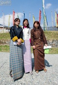 mac quoc phuc nhu mot thoi quen, the hien su trung thanh va ton kinh.