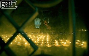 trong can phong nho nay, moi cay nen la tuong trung cho mot linh hon cua nguoi da khuat, ban khong duoc vao trong chup anh, nen toi danh dung ben ngoai chup vao.
