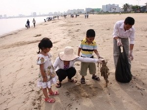 nguoi dan da nang don rac tren bai bien