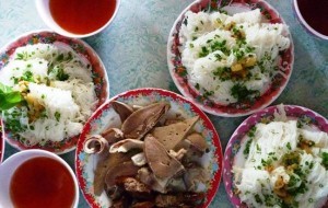 khach du lich la mieng voi banh hoi long heo o binh thuan