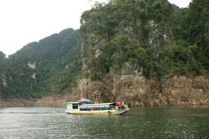 du lich den na hang tham quan canh dep tren ho thuy dien