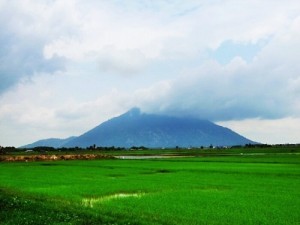 Nui Ba Den trong lan may