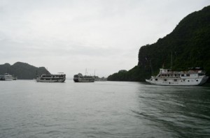 Tau du lich tren Vinh Ha Long