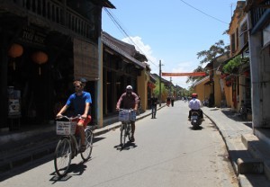 Du khach kham pha Hoi An