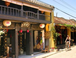 Du lich Hoi An hap dan khach nuoc ngoai