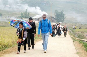 Khach du lich di bo o Sa Pa