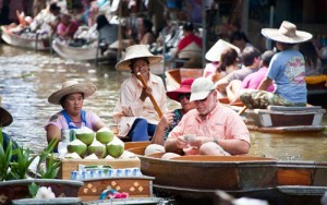 Thu mon an tren ghe thuyen