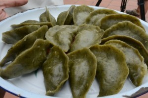 Banh khuc co mau xanh tham