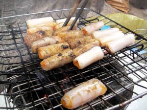 Cha tom nuong tren bep than