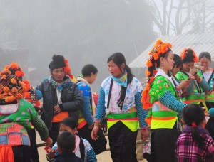 Nhung co gai Mong xem hoi