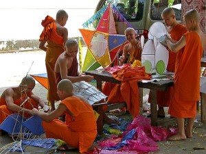 Chuan bi trang hoang cho cac ngoi chua