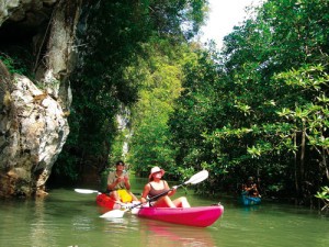 Khach du lịch cheo thuyen kayak