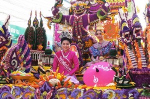 Le hoi hoa ruc ro o Chiang Mai