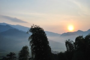Binh minh an hien trong suong mu