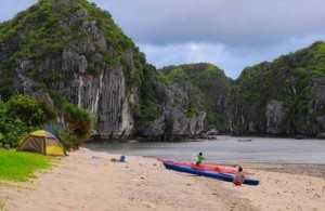Cheo thuyen trong vinh Lan Ha