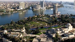 Du khach quan sat thanh pho tu thap Cairo