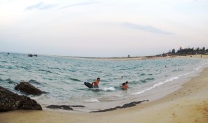 Dam minh trong lan nuoc mat