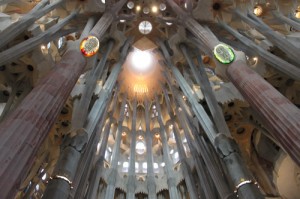 Phia trong nha tho La Sagrada Familia