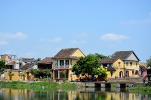 Hoi An yen binh ben dong song