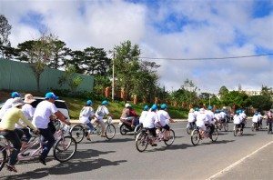 thanh vien doan du lich nhiet tinh tham gia