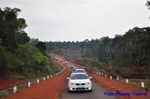 doan caravan tren duong vao nam nung