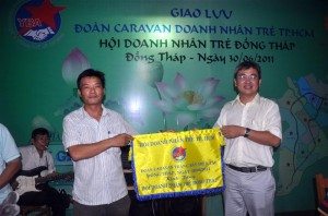 dai dien doan caravan tang qua cho hoi dnt dong thap