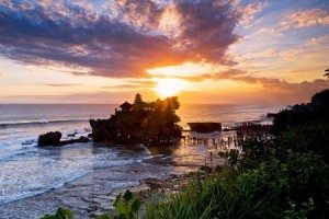 canh den tanah lot vao sang som