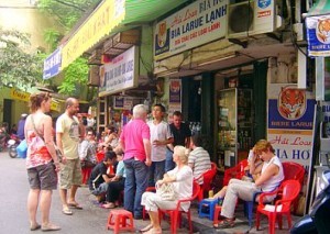 khach quoc te den ha noi du lich ngay cang dong